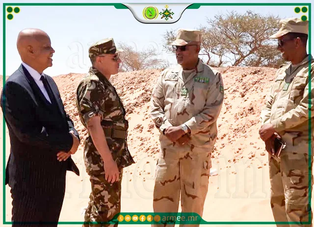 Mauritanian and Algerian officers talking in a desert area