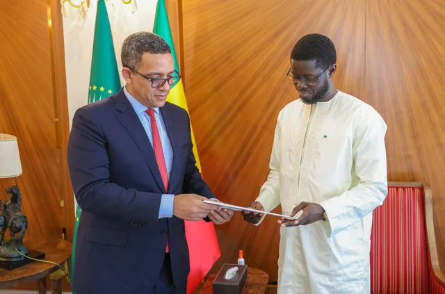 Mohamed Ould Abdel Fattah hands a letter to Senegalese President Bassirou Diomaye Faye at the presidential palace in Dakar, file photo from January 2025
