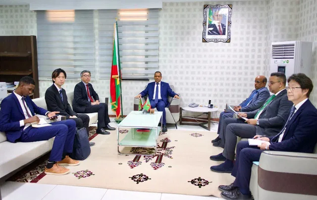 The economic affairs minister receives a delegation in his office