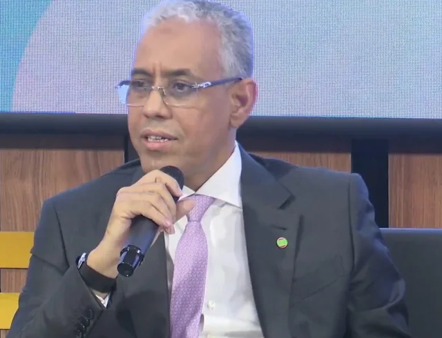 Government spokesman Mohamed Ould Bebbana speaking into a microphone