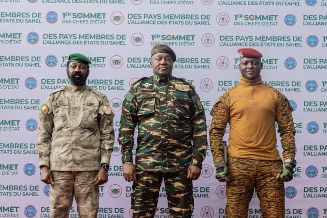 The presidents of Mali, Niger and Burkina Faso in front of the banner of the first AES summit