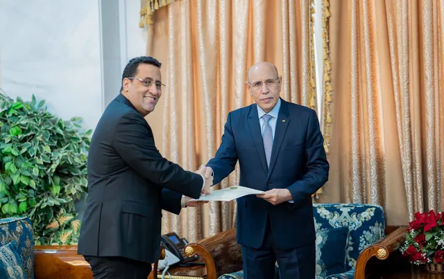 Prime Minister Mokhtar Ould Djay hands a document to President Mohamed Ould Cheikh El Ghazouani