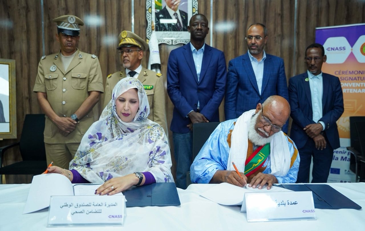 Officials sign an agreement at a CNASS ceremony in Nouakchott