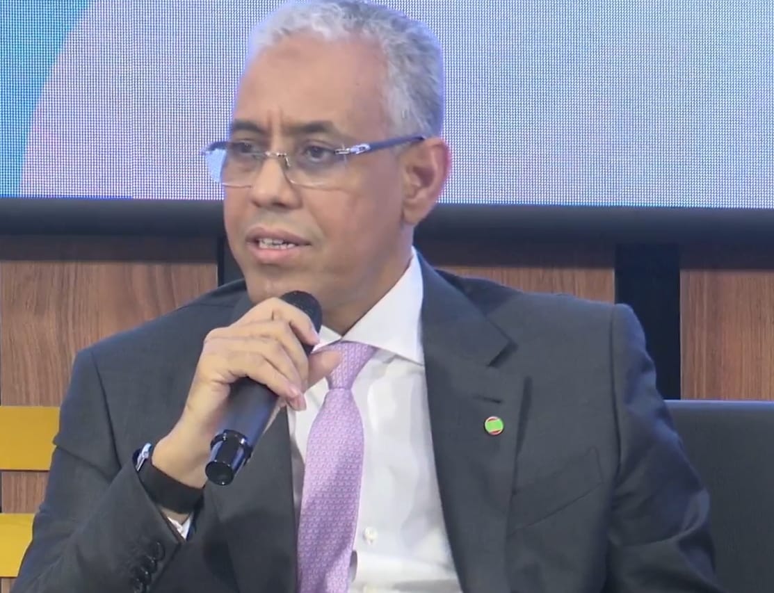 Government spokesman Mohamed Ould Bebbana speaking into a microphone