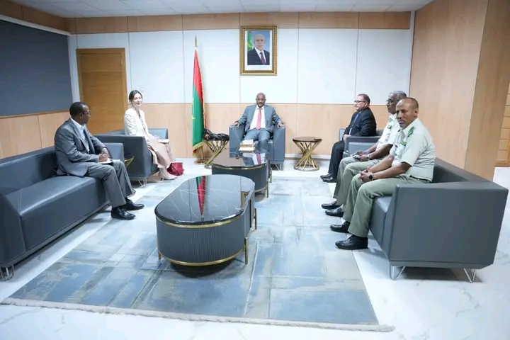 The defence minister receives a delegation in his office