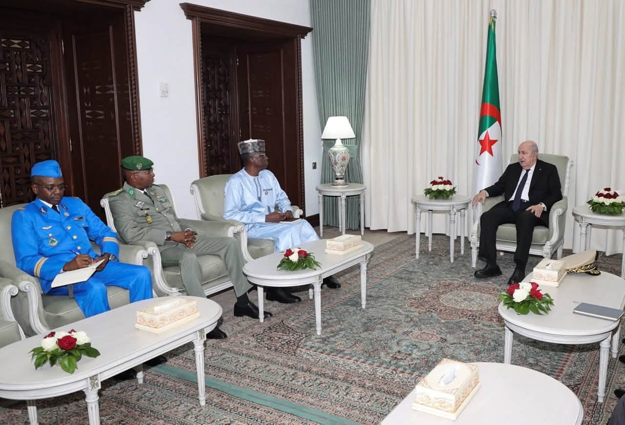 Algeria's president meeting a delegation from Niger