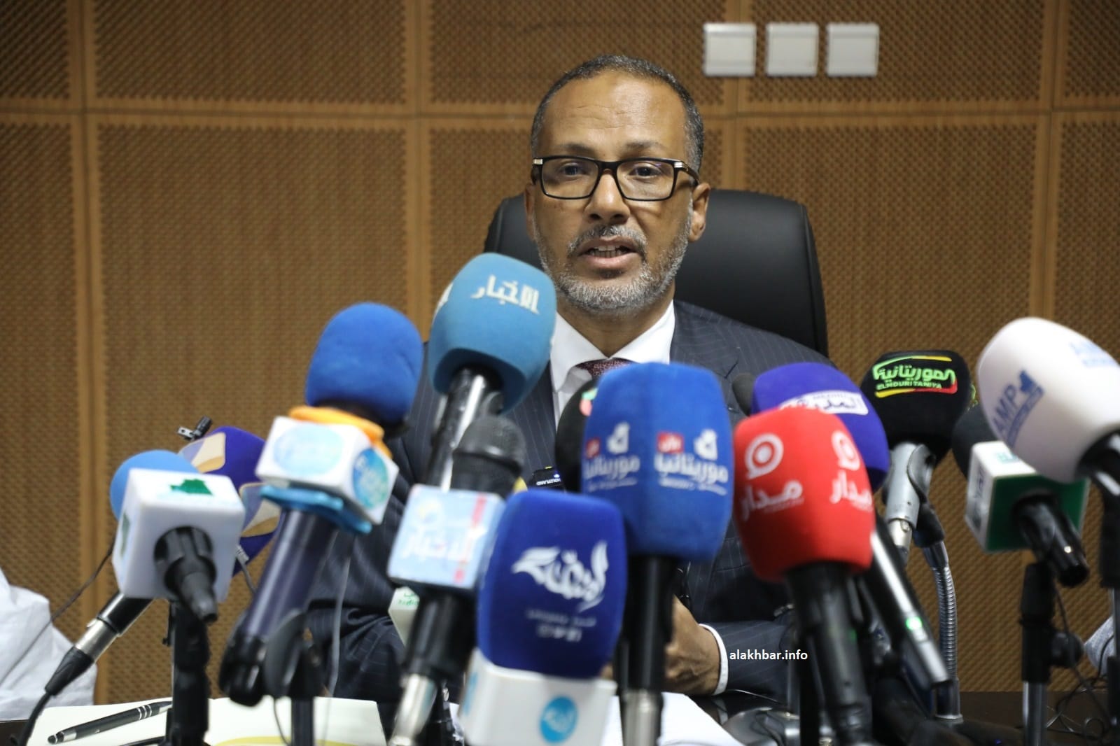 The head of the Mauritanian employers union speaking in front of media microphones