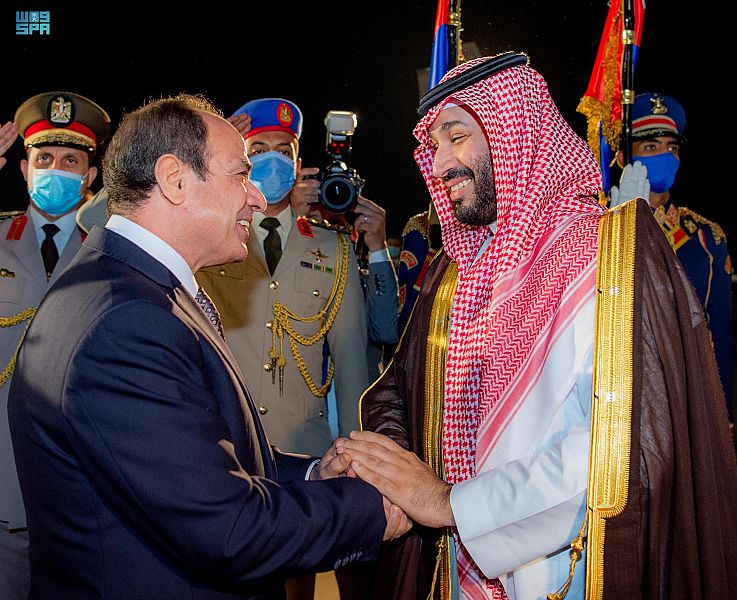 Egyptian President Abdel Fattah el-Sisi shakes hands with Saudi Crown Prince Mohammed bin Salman in front of an honour guard, file photo from June 2022