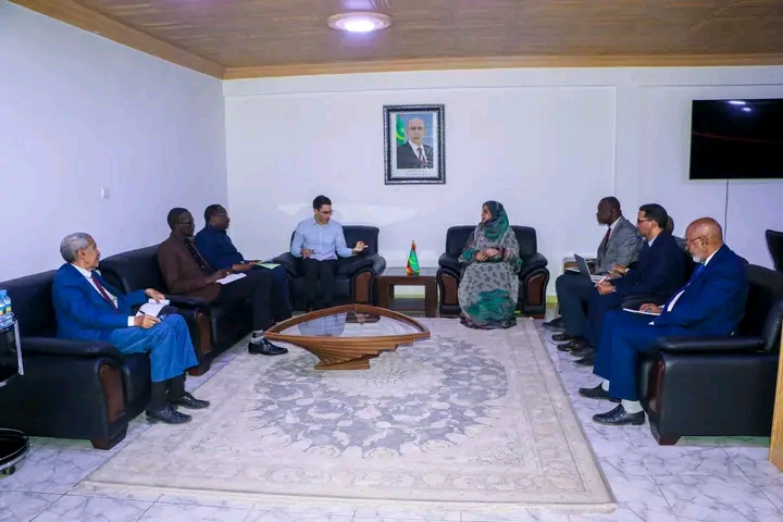 The education minister receives representatives of an organisation in her office