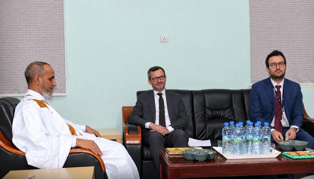 The Tawassoul president talks with the French ambassador and a diplomat in a reception room