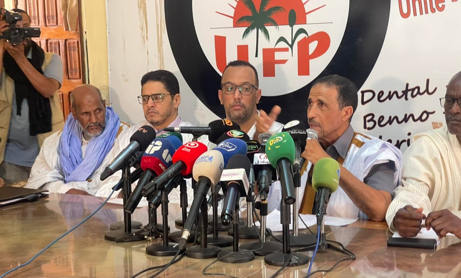 Opposition leaders in front of microphones at a press conference