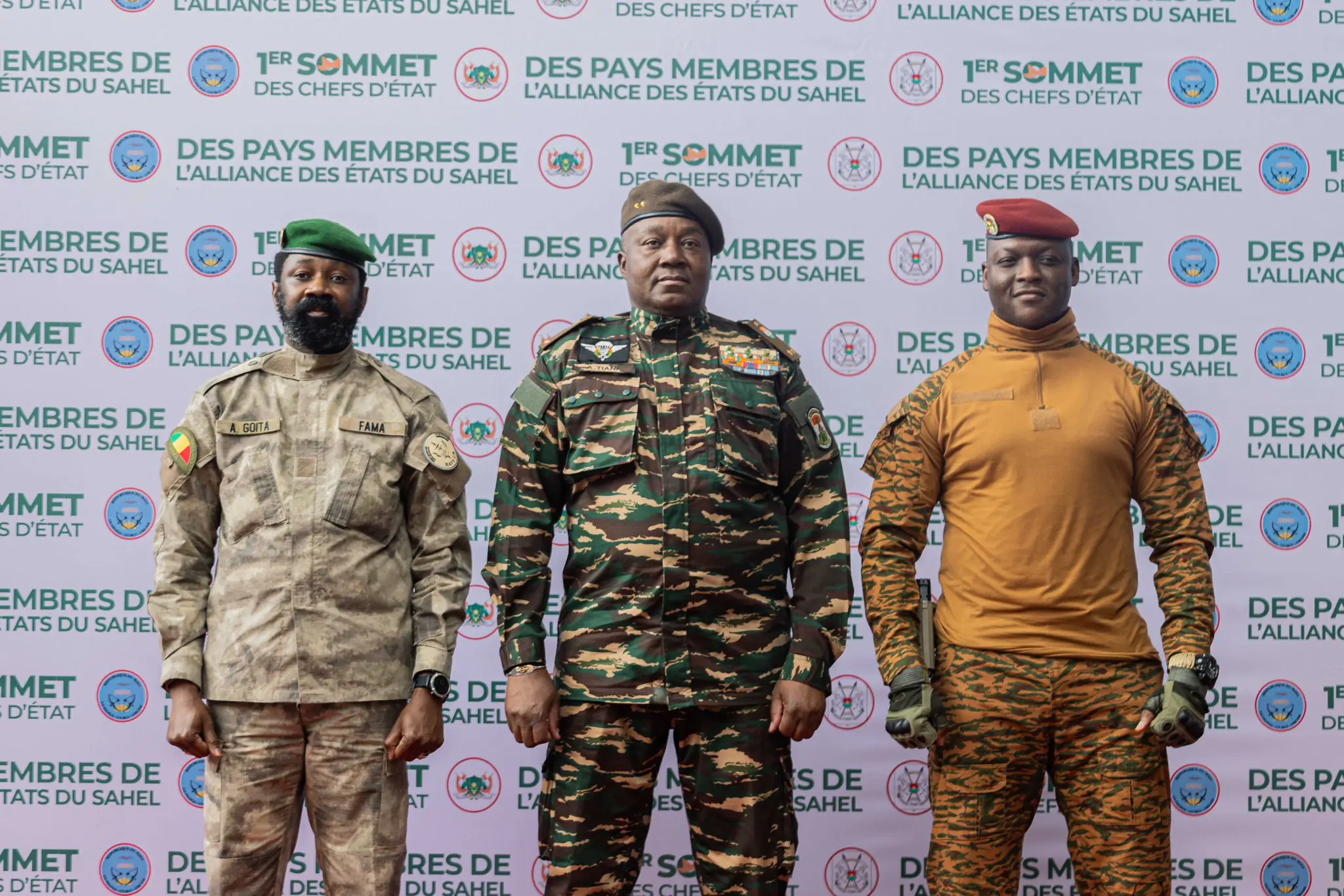 The presidents of Mali, Niger and Burkina Faso in front of the banner of the first AES summit