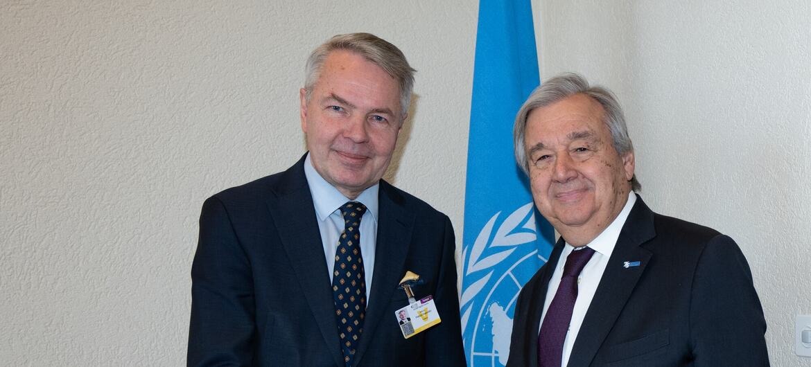 Pekka Haavisto shaking hands with UN Secretary-General Antonio Guterres in front of the UN flag, file photo